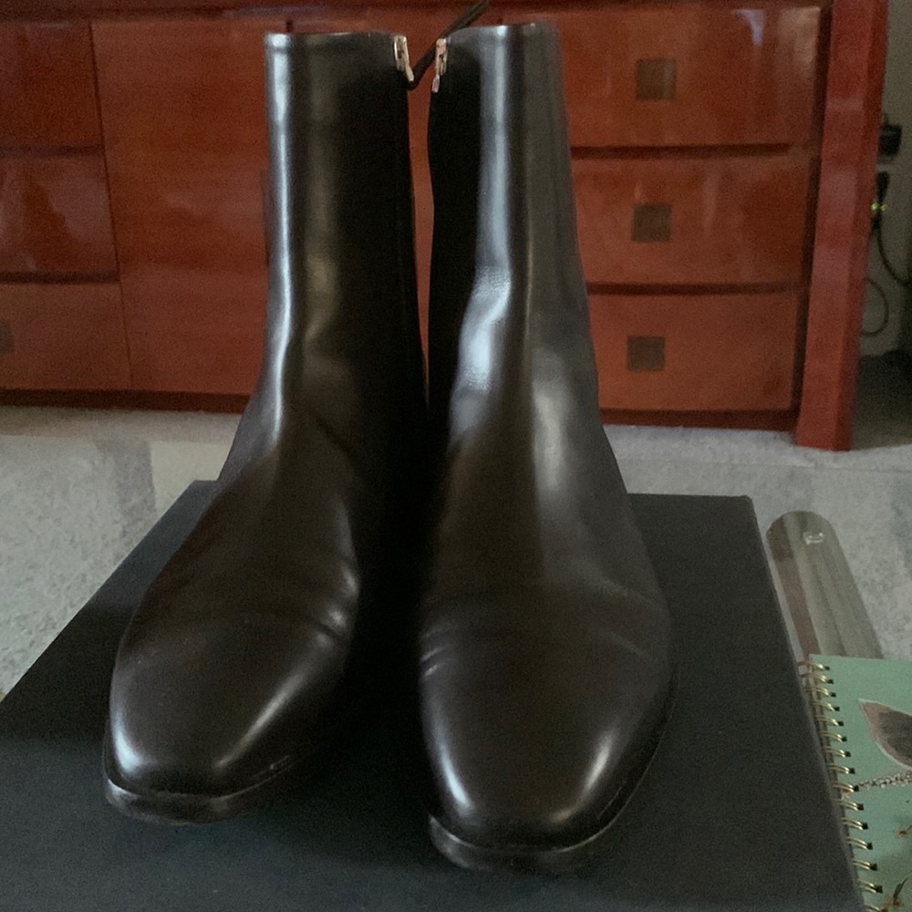 Pre-loved Theory Phacel Calf Booties. Box included